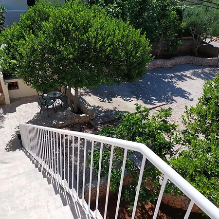 Διαμέρισμα Flora Sutivan