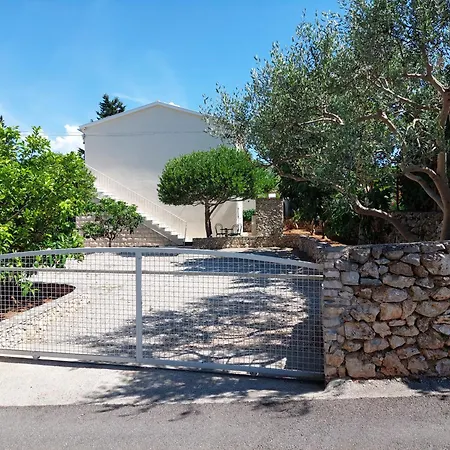 Διαμέρισμα Flora