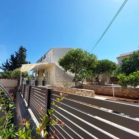 Flora Appartamento Sutivan