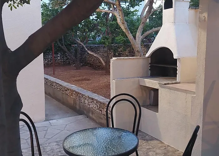 Flora Apartmán Sutivan