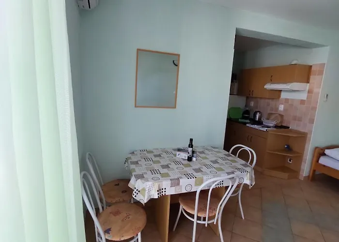 Flora Apartmán Sutivan