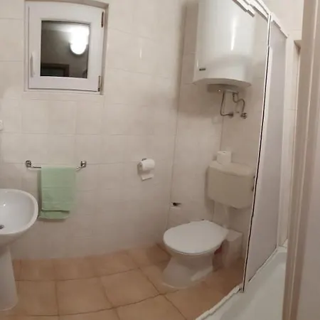 Flora Apartman Sutivan